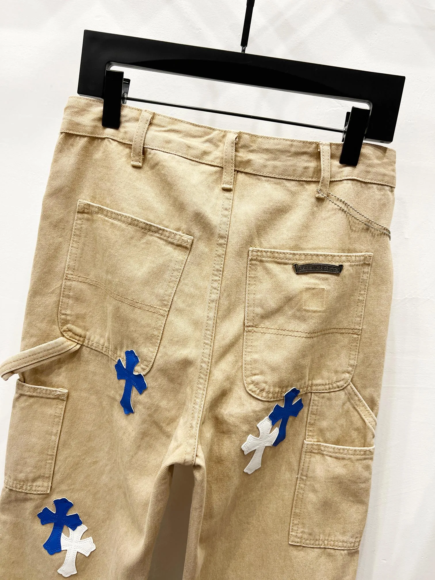 P270 Style number: (K510) Chrome Hearts & Chrome Hearts 25FW CH workwear logging black and orange leather limited edition cow king jeans Chrome Hearts' most popular color pants are made of beaded canvas fabric, and heavy washing makes the upper body of the fabric more textured and the pants are tall and straight! The three-dimensional cutting of the whole trousers is a masterpiece! The hardware is customized by zp. The beaded canvas fabric is thick and soft after being washed. It has good breathability. Customized small leather label. Unique design. The details are simple and elegant, and the workmanship is exquisite. The whole trousers are neatly routed and the details are in place! It’s so cool that both men and women can easily control the genderless trend!  Size: 30-32-34-36 Color: Khaki